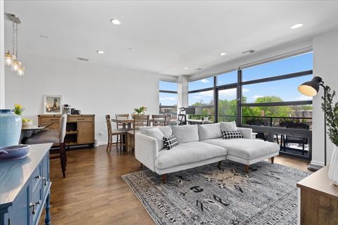 Tiny photo for 2045 W Concord Place #401, Chicago, IL 60647 (MLS # 12622153)