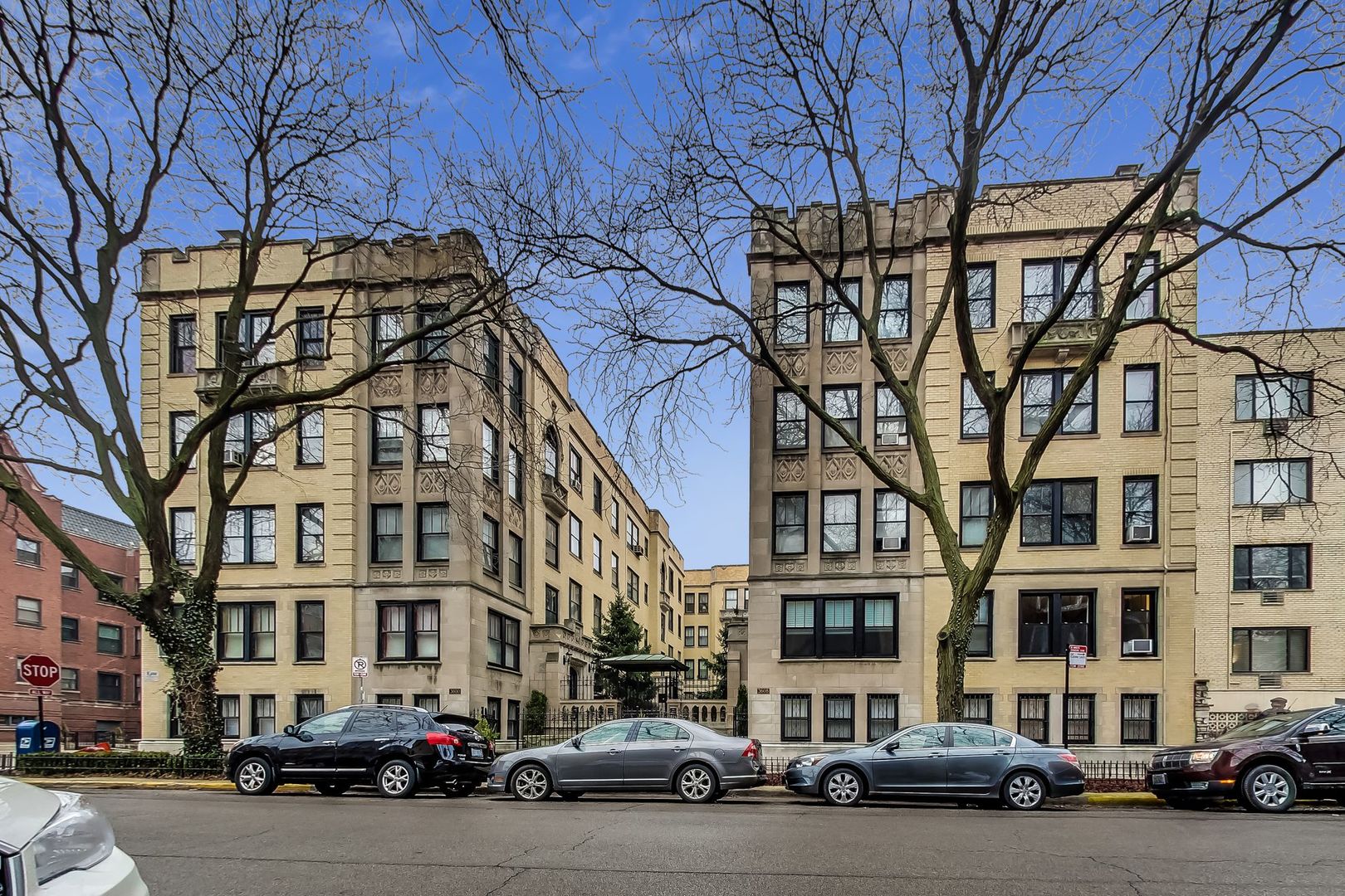 Photo 1 of 26 — 3604 N Pine Grove Avenue 2G, Chicago, IL 60613
