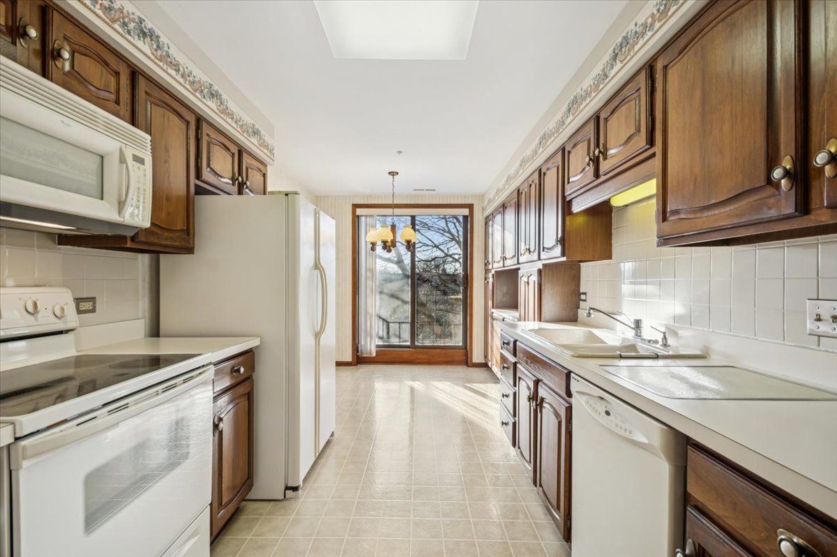 7601 N Lincoln Avenue 415