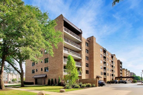 Photo of 901 Center Street #403, Des Plaines, IL 60016 (MLS # 12748177)