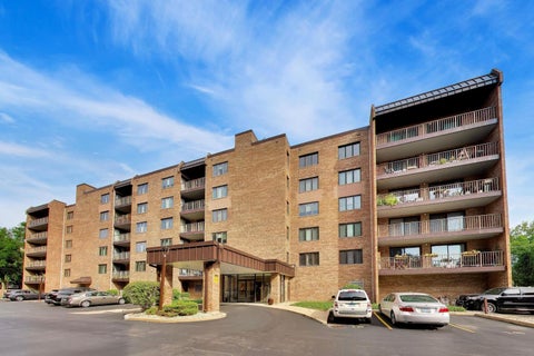 Tiny photo for 901 Center Street #403, Des Plaines, IL 60016 (MLS # 12748177)