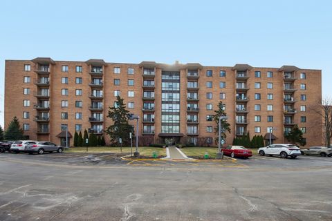 Photo of 1727 W CRYSTAL Lane #311, Mount Prospect, IL 60056 (MLS # 12589591)