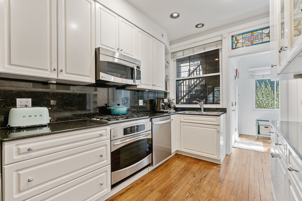 Chicago, Illinois 60657, United States, 2 Bedrooms Bedrooms, ,2 BathroomsBathrooms,Residential,Contingent,247804