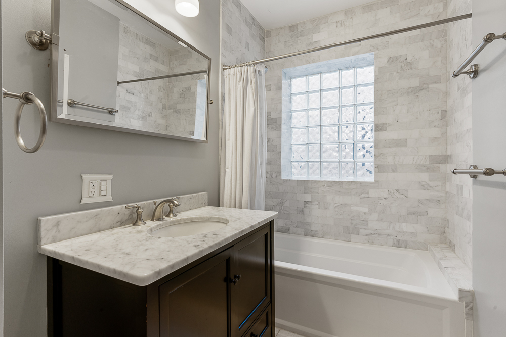 Chicago, Illinois 60657, United States, 2 Bedrooms Bedrooms, ,2 BathroomsBathrooms,Residential,Contingent,247804