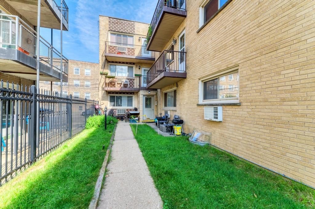 7453 N Sheridan Road 3B