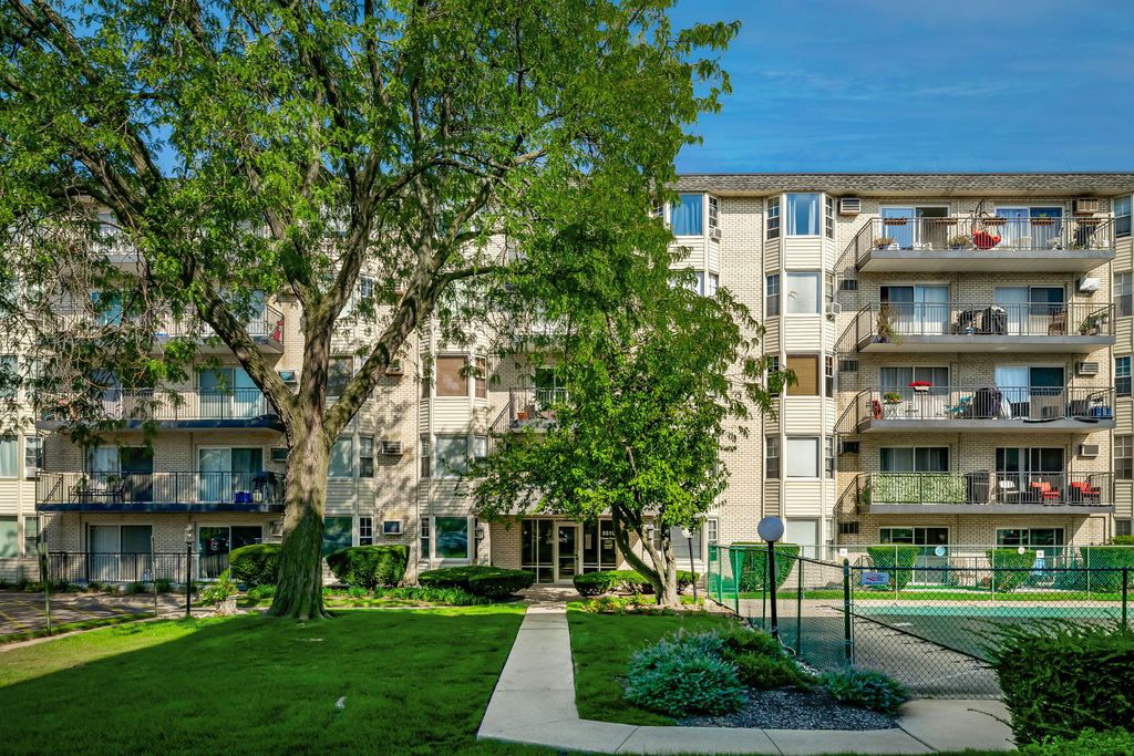 Photo for 5510 LINCOLN Avenue #101, Morton Grove, IL 60053 (MLS # 12484861)