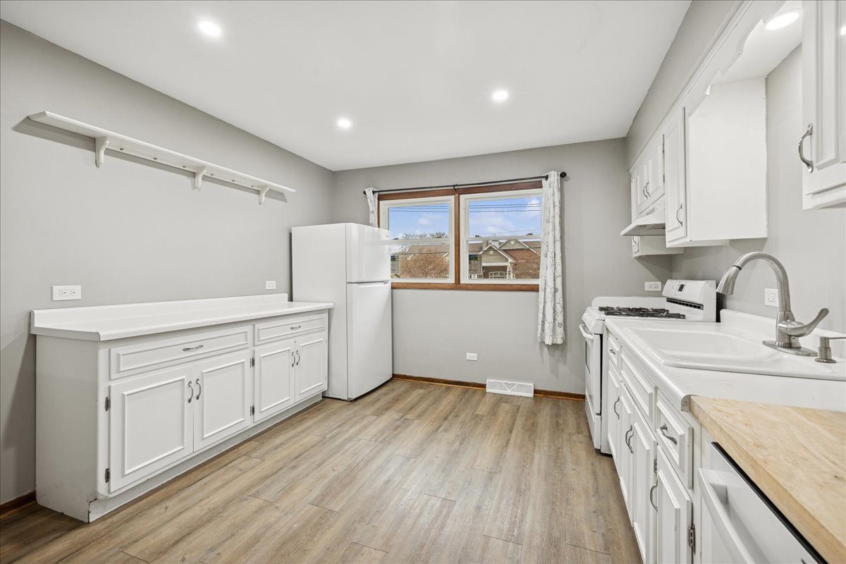 Crystal Lake, Illinois 60014, United States, 2 Bedrooms Bedrooms, ,1 BathroomBathrooms,Residential,Active,221056