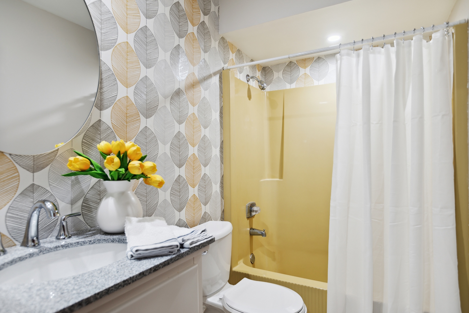 Crystal Lake, Illinois 60014, United States, 2 Bedrooms Bedrooms, ,1 BathroomBathrooms,Residential,Active,221056