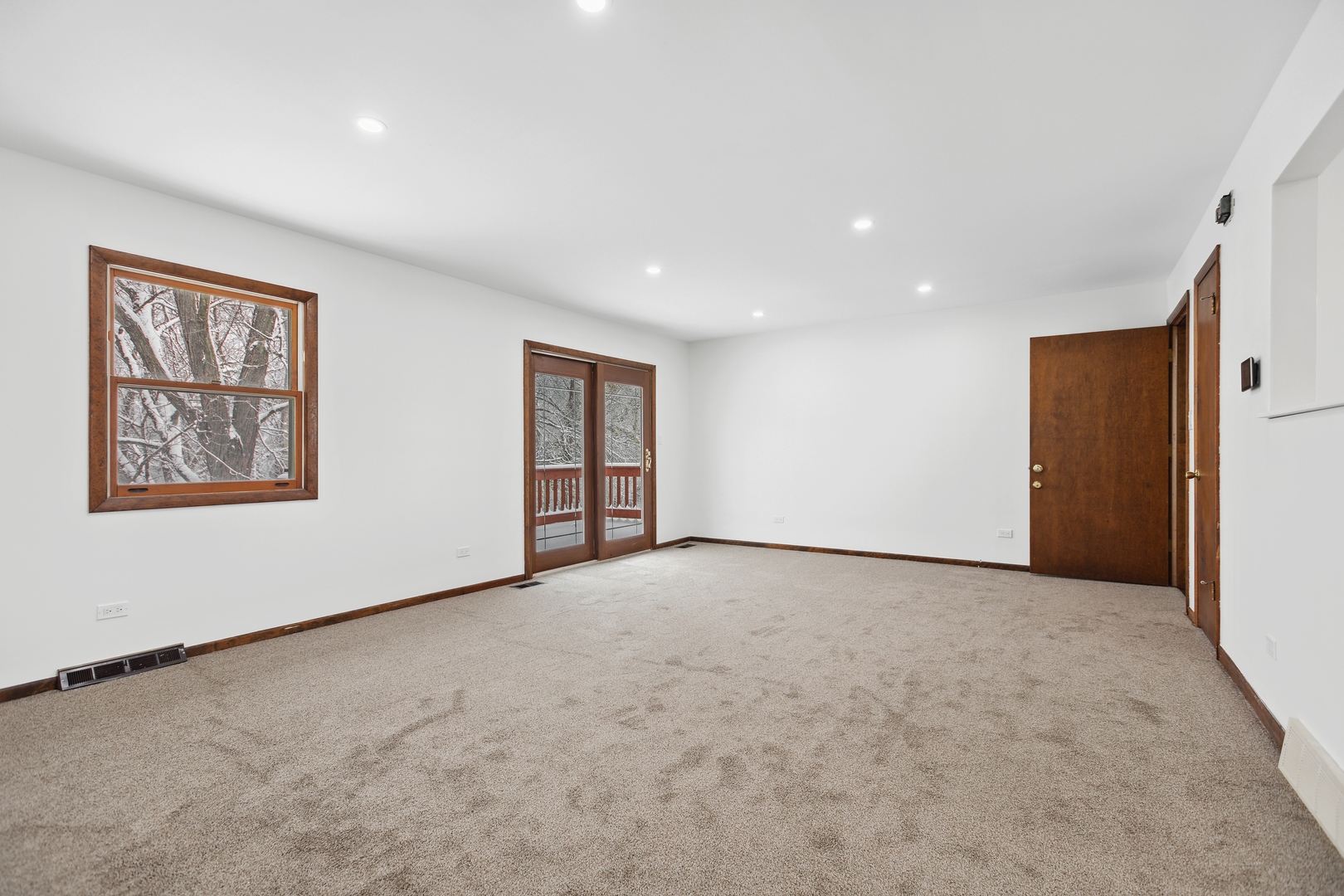 Crystal Lake, Illinois 60014, United States, 2 Bedrooms Bedrooms, ,1 BathroomBathrooms,Residential,Active,221056