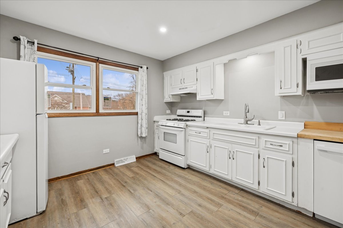 Crystal Lake, Illinois 60014, United States, 2 Bedrooms Bedrooms, ,1 BathroomBathrooms,Residential,Active,221056