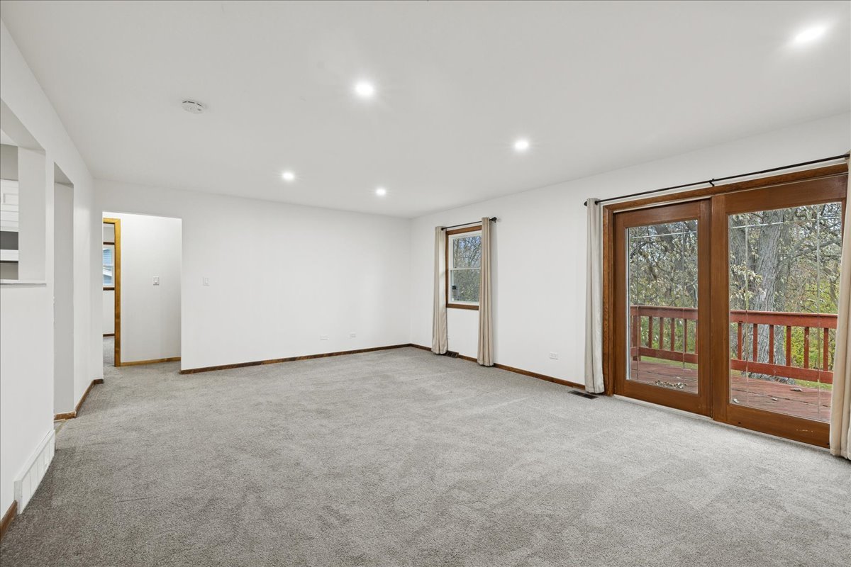 Crystal Lake, Illinois 60014, United States, 2 Bedrooms Bedrooms, ,1 BathroomBathrooms,Residential,Active,221056