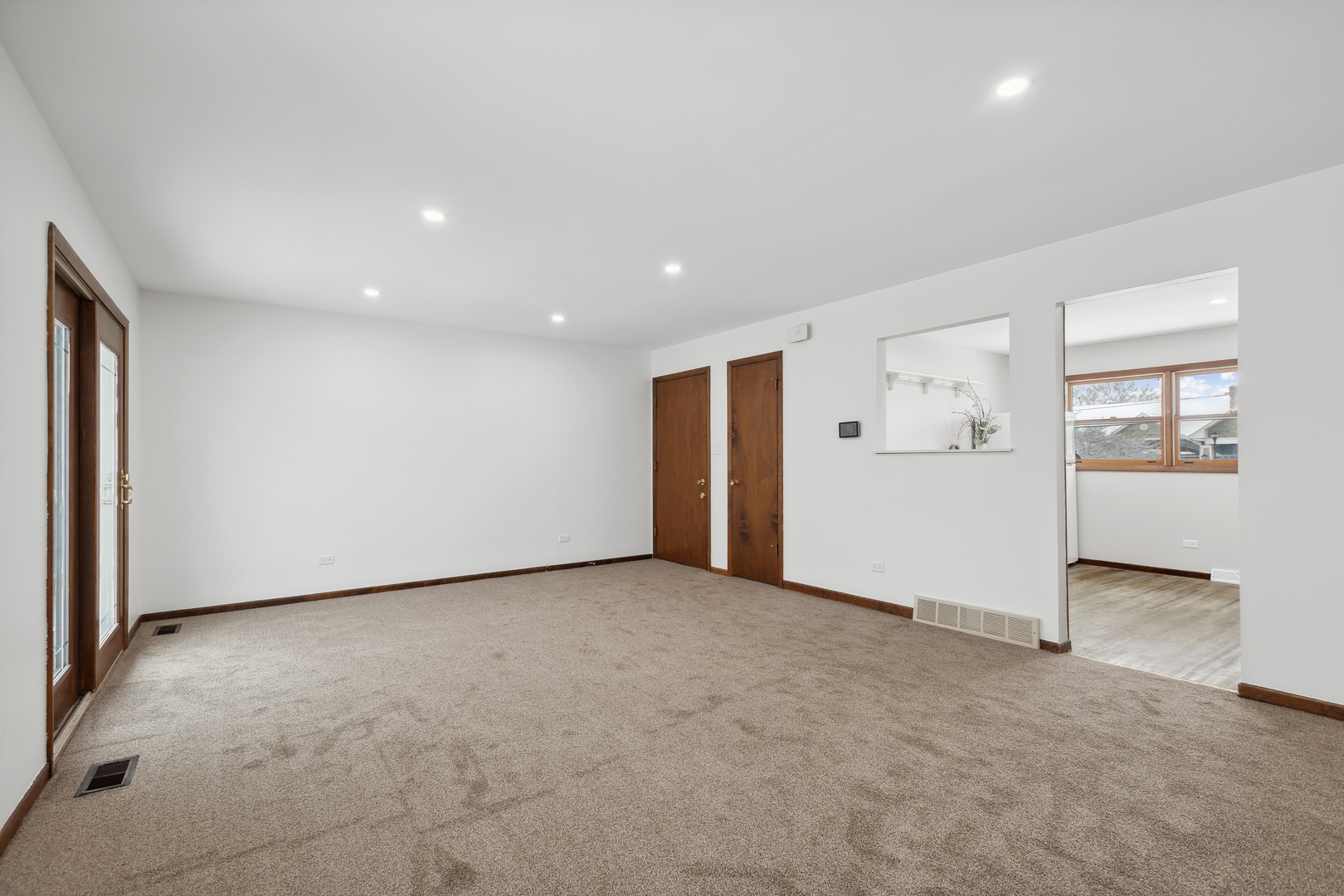 Crystal Lake, Illinois 60014, United States, 2 Bedrooms Bedrooms, ,1 BathroomBathrooms,Residential,Active,221056