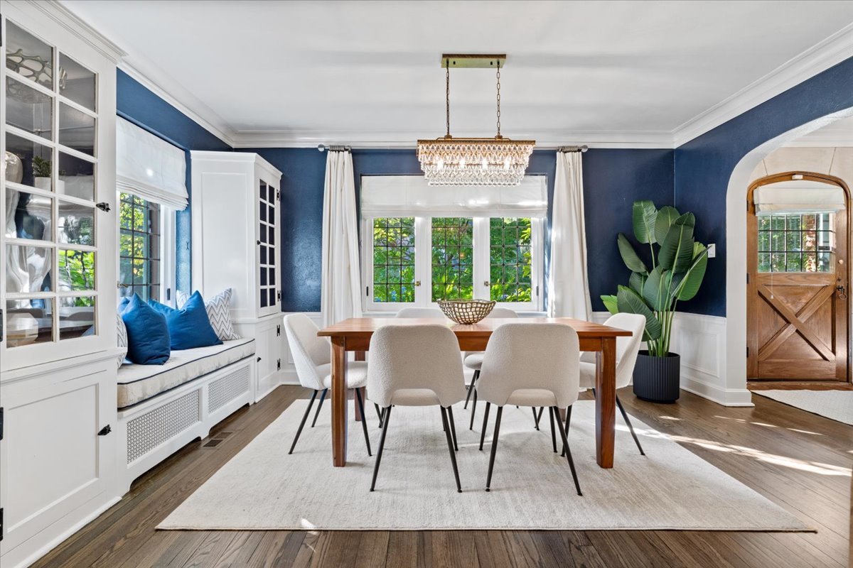 Evanston, Illinois 60201, United States, 4 Bedrooms Bedrooms, ,3 BathroomsBathrooms,Residential,Active,227141