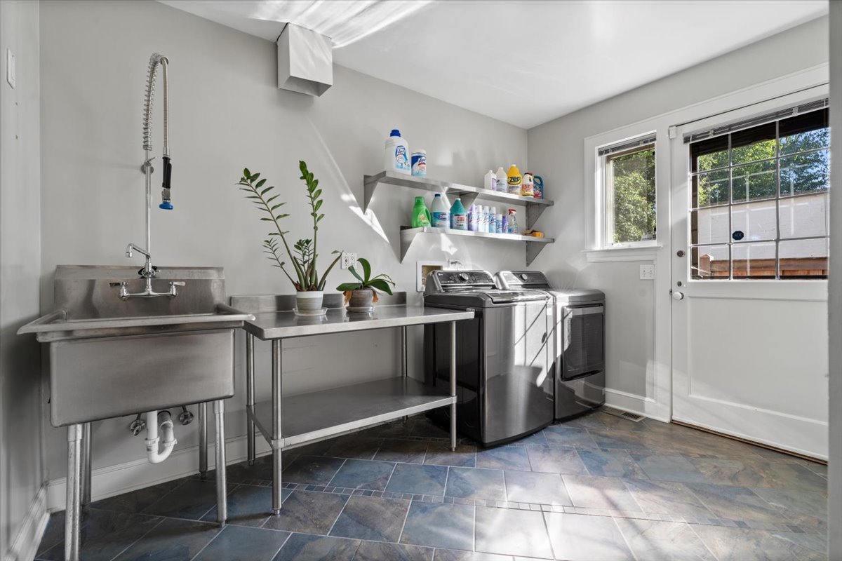 Evanston, Illinois 60201, United States, 4 Bedrooms Bedrooms, ,3 BathroomsBathrooms,Residential,Active,227141