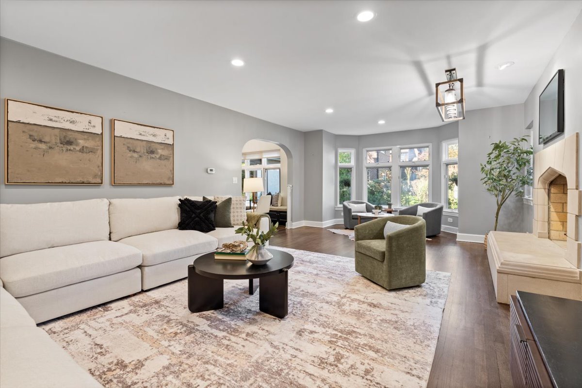 Evanston, Illinois 60201, United States, 4 Bedrooms Bedrooms, ,3 BathroomsBathrooms,Residential,Active,227141