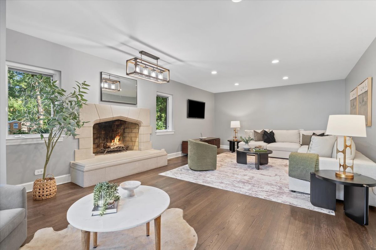 Evanston, Illinois 60201, United States, 4 Bedrooms Bedrooms, ,3 BathroomsBathrooms,Residential,Active,227141