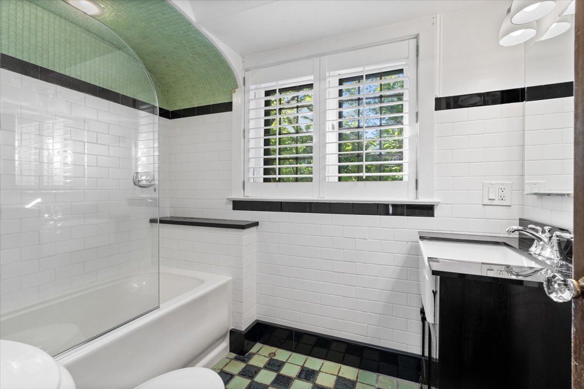 Evanston, Illinois 60201, United States, 4 Bedrooms Bedrooms, ,3 BathroomsBathrooms,Residential,Active,227141