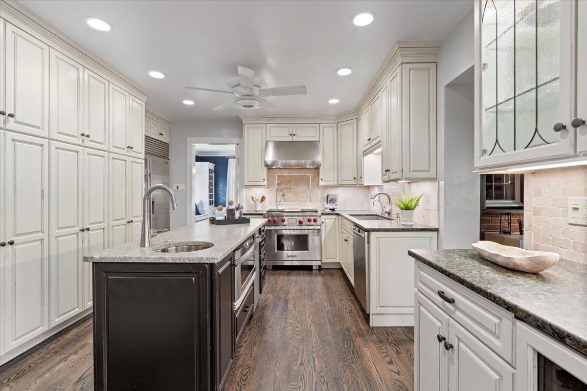 Evanston, Illinois 60201, United States, 4 Bedrooms Bedrooms, ,3 BathroomsBathrooms,Residential,Active,227141