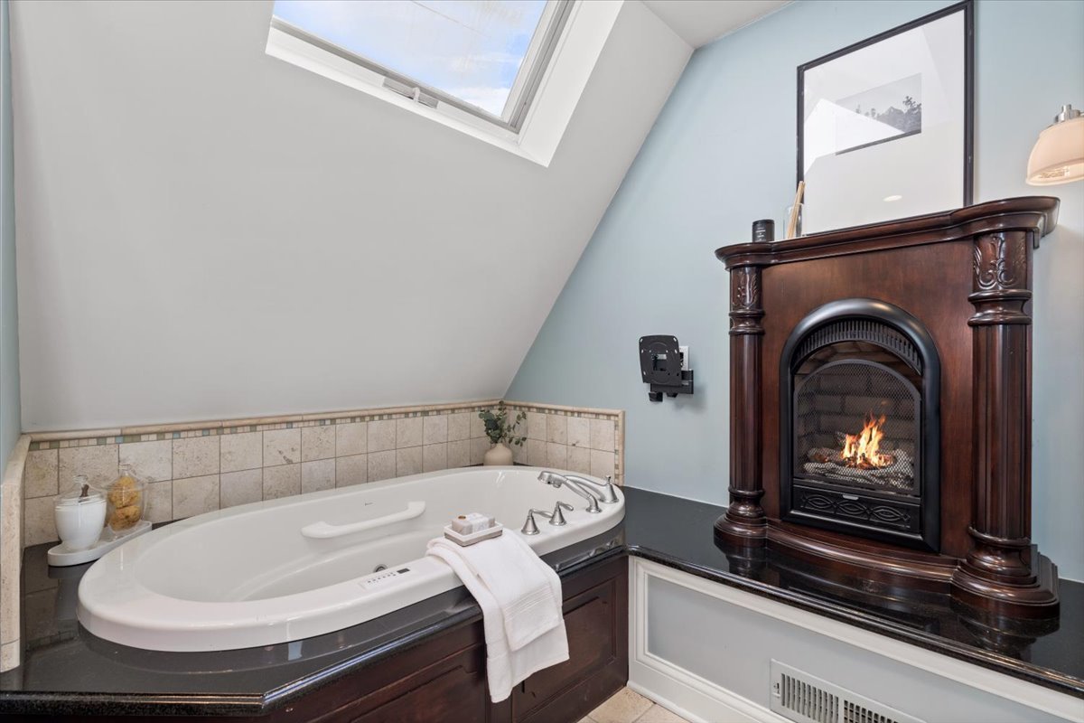 Evanston, Illinois 60201, United States, 4 Bedrooms Bedrooms, ,3 BathroomsBathrooms,Residential,Active,227141