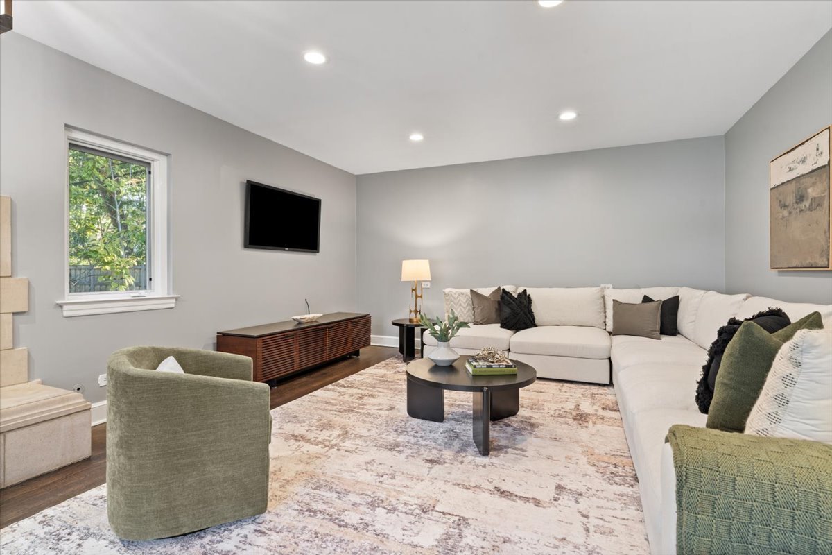 Evanston, Illinois 60201, United States, 4 Bedrooms Bedrooms, ,3 BathroomsBathrooms,Residential,Active,227141