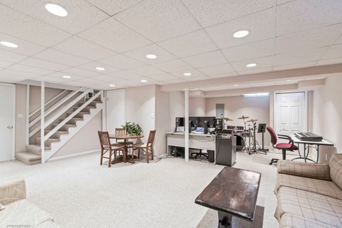 Tiny photo for 913 Warwick Lane, Libertyville, IL 60048 (MLS # 12589334)