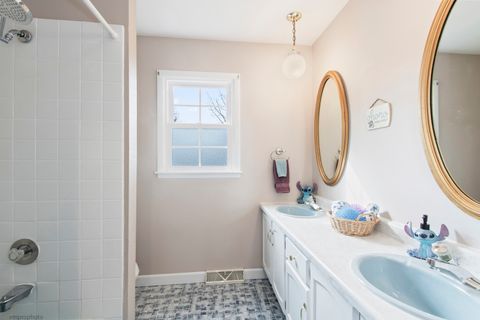 Tiny photo for 913 Warwick Lane, Libertyville, IL 60048 (MLS # 12589334)