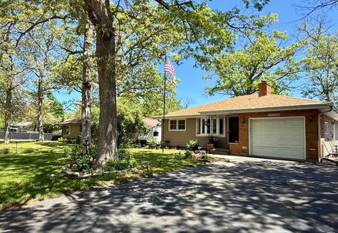 Tiny photo for 707 Kirkwood Avenue, Winthrop Harbor, IL 60096 (MLS # 12656057)