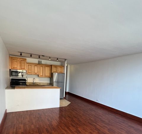 Tiny photo for 2400 N Lakeview Avenue #402, Chicago, IL 60614 (MLS # 12673641)