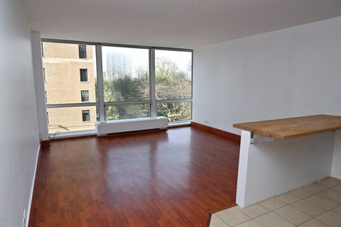 Tiny photo for 2400 N Lakeview Avenue #402, Chicago, IL 60614 (MLS # 12673641)