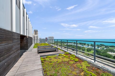 Tiny photo for 2400 N Lakeview Avenue #402, Chicago, IL 60614 (MLS # 12673641)