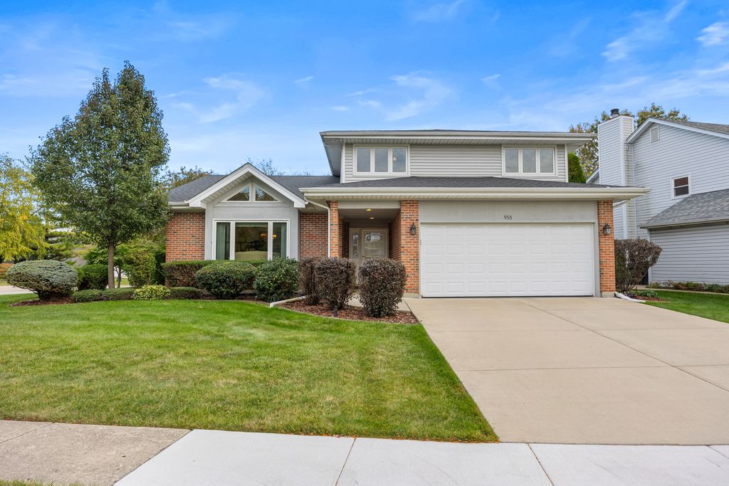 Photo for 955 N Dexter Lane, Hoffman Estates, IL 60169 (MLS # 12484993)