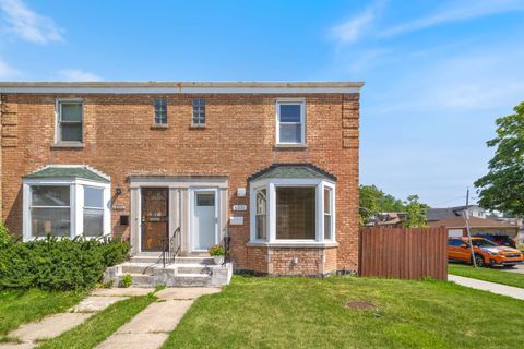 Photo of 5300 W Foster Avenue, Chicago, IL 60630 (MLS # 12562818)