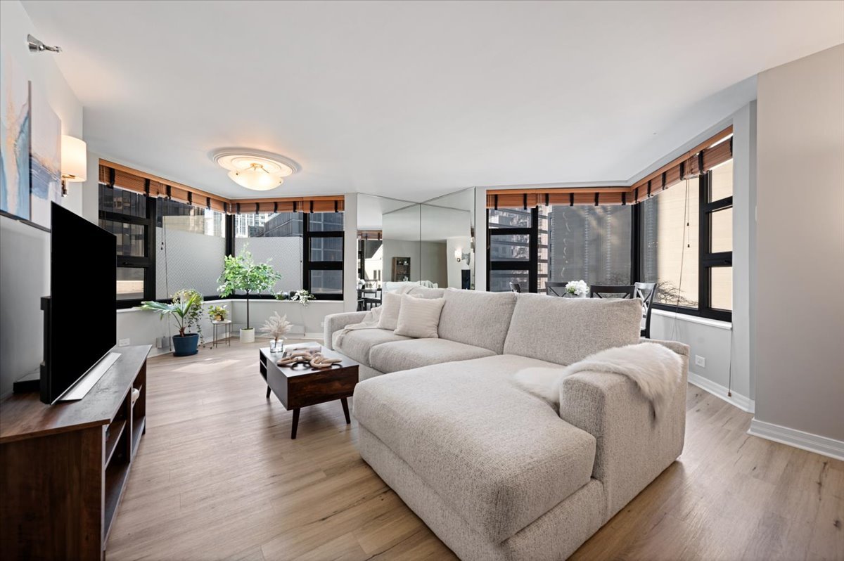 401 E ONTARIO Street 401