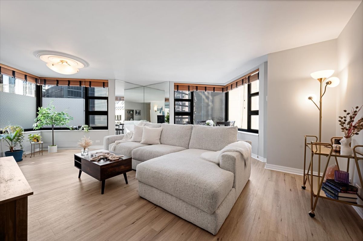 401 E ONTARIO Street 401