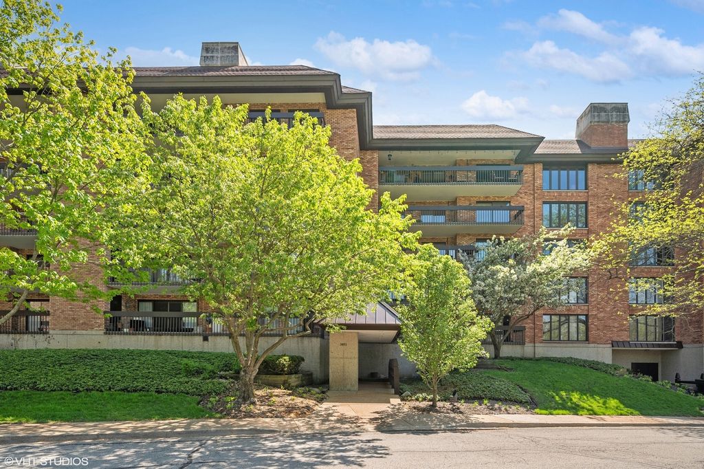 Photo for 3851 Mission Hills Road #409, Northbrook, IL 60062 (MLS # 12464785)