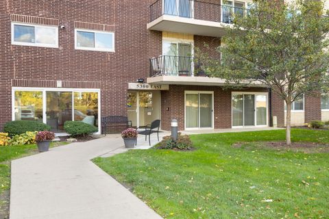 Tiny photo for 5300 Walnut Avenue #18E, Downers Grove, IL 60515 (MLS # 12508610)