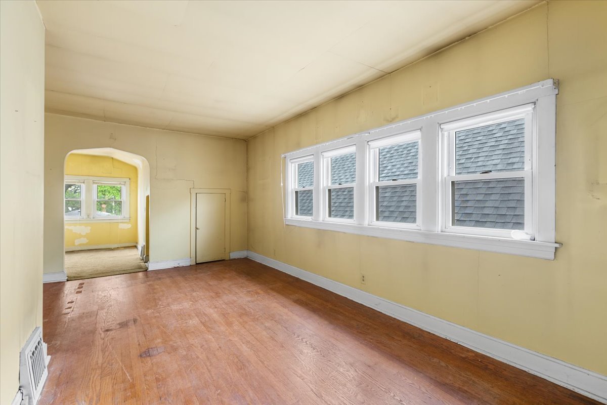 4835 W Sunnyside Avenue