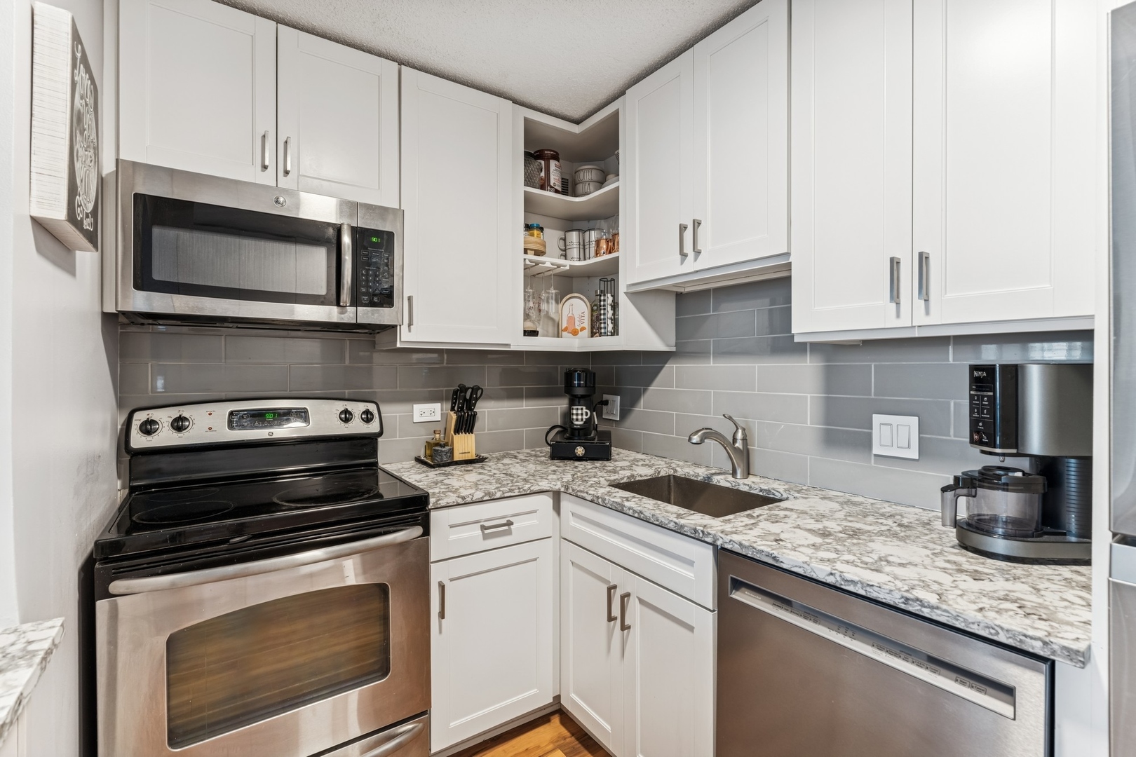 480 N McClurg Court 807