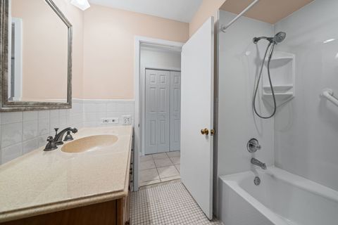 Tiny photo for 1 N Dee Road #1B, Park Ridge, IL 60068 (MLS # 12589349)