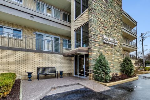 Tiny photo for 1 N Dee Road #1B, Park Ridge, IL 60068 (MLS # 12589349)