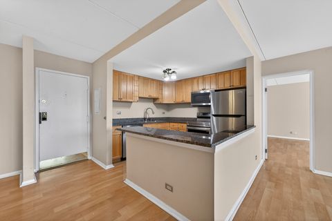 Tiny photo for 2015 S Finley Road #209, Lombard, IL 60148 (MLS # 12579360)