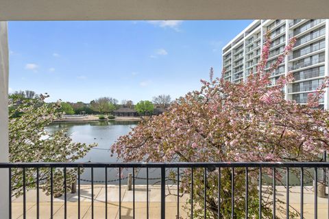 Tiny photo for 2015 S Finley Road #209, Lombard, IL 60148 (MLS # 12579360)