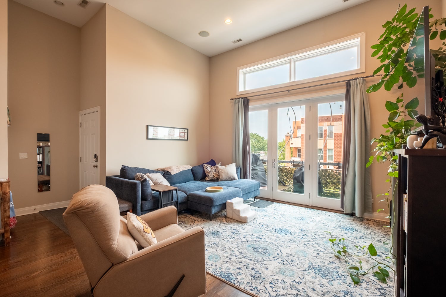 3559 W MONTROSE Avenue 4E