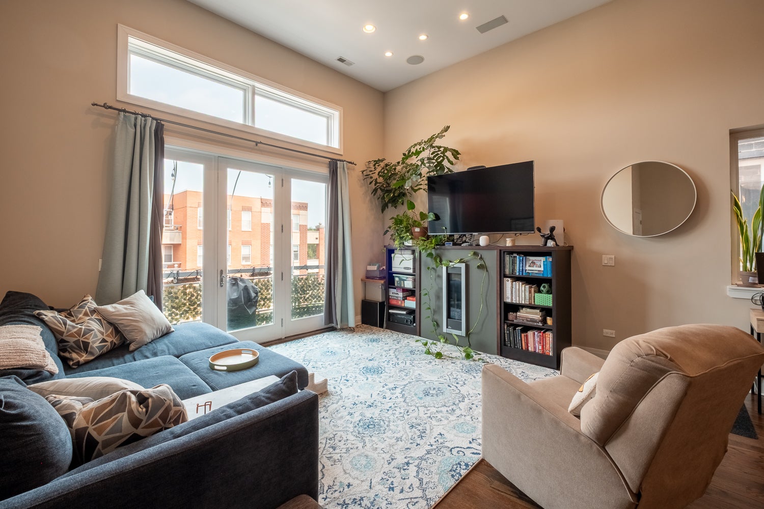 3559 W MONTROSE Avenue 4E