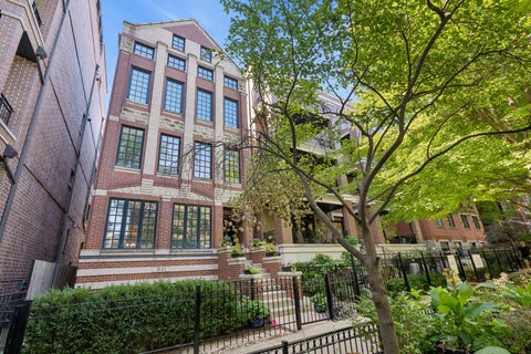 Photo of 841 W Buckingham Place #1, Chicago, IL 60657 (MLS # 12736936)