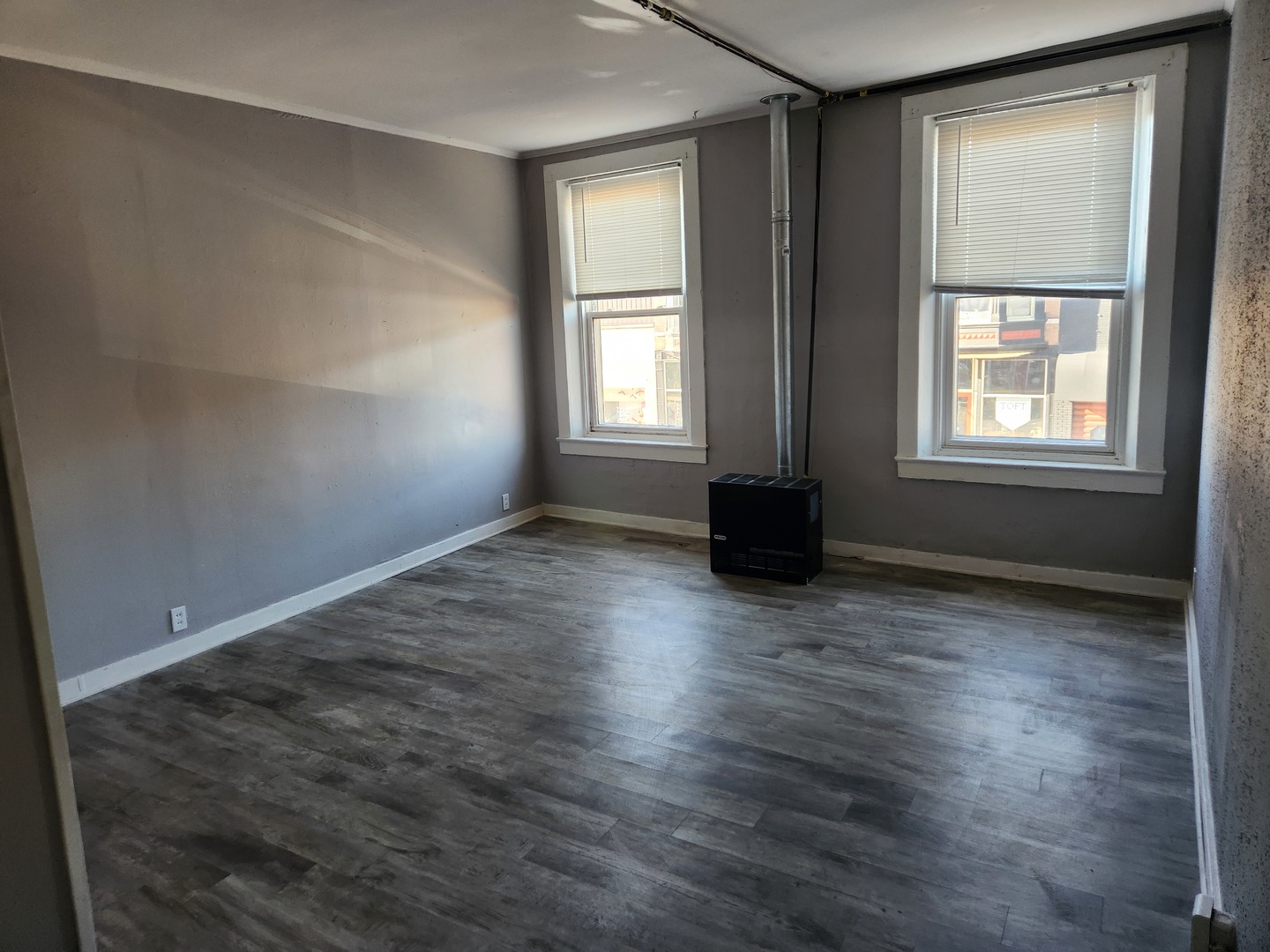 8 E Railroad Street 1