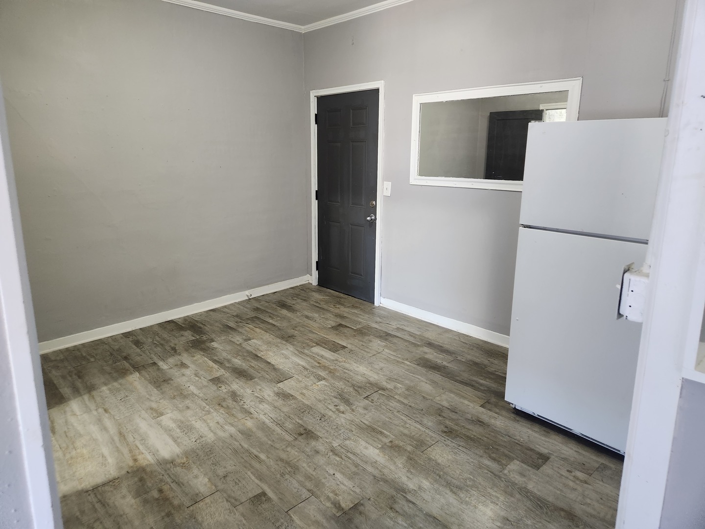 8 E Railroad Street 1