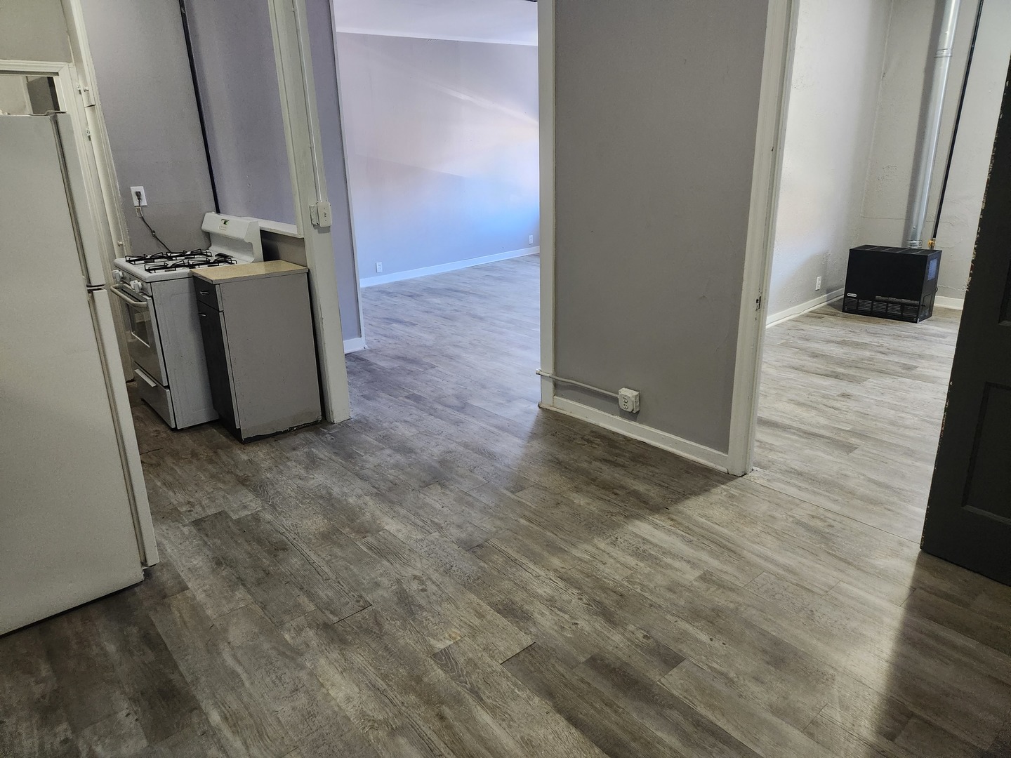 8 E Railroad Street 1