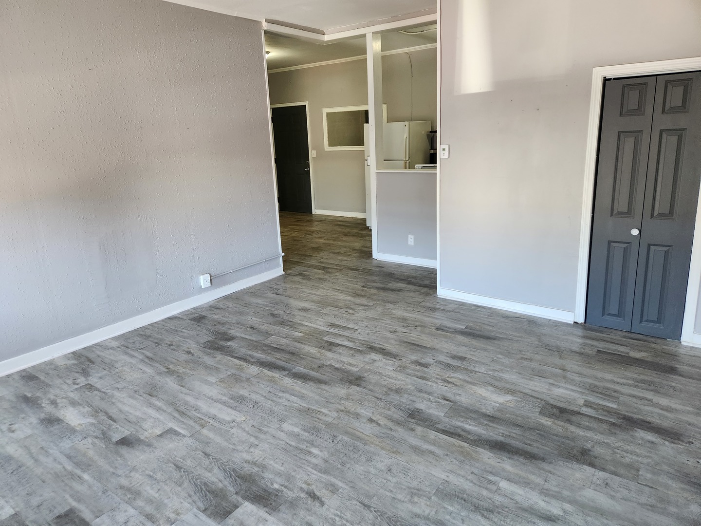 8 E Railroad Street 1