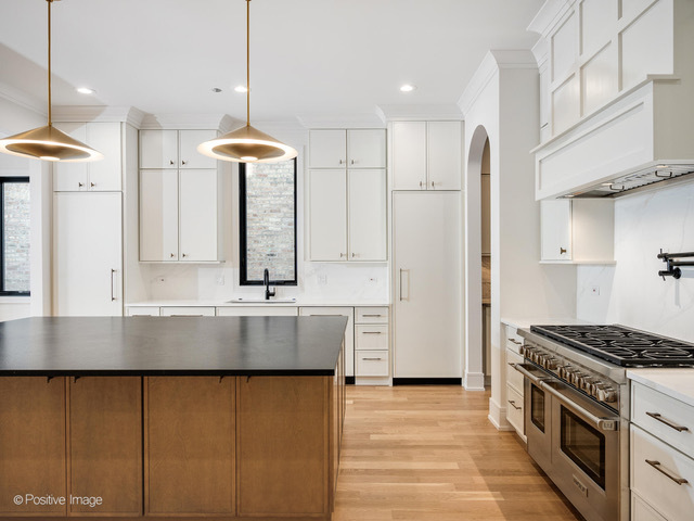 2214 W Oakdale Avenue